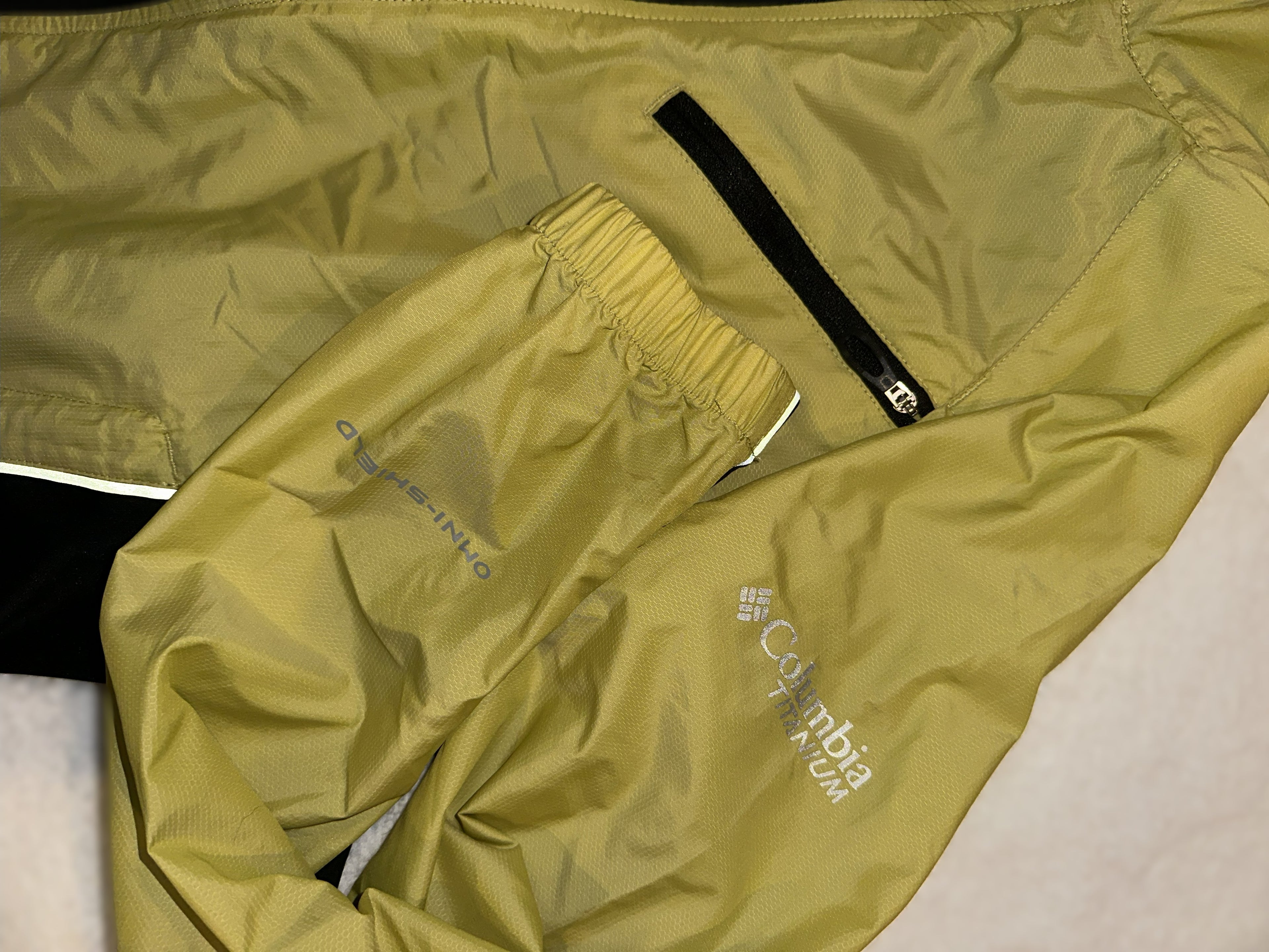 Columbia Titanium series Lightweight Windbreaker - Men's Small